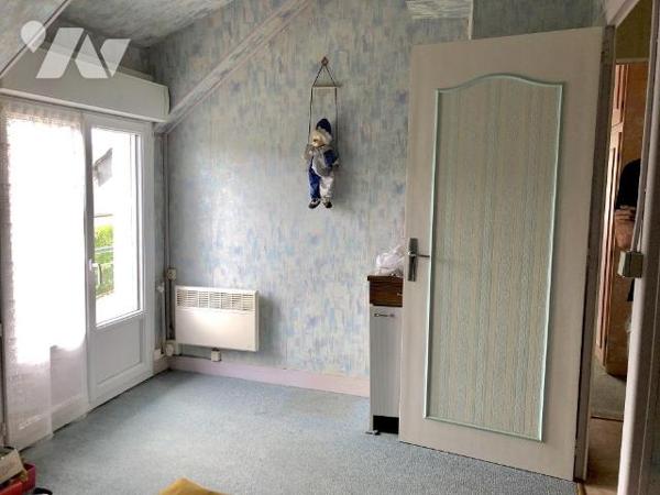 NOYEN SUR SARTHE : Pavillon avec garage et sur terrain 375 m²