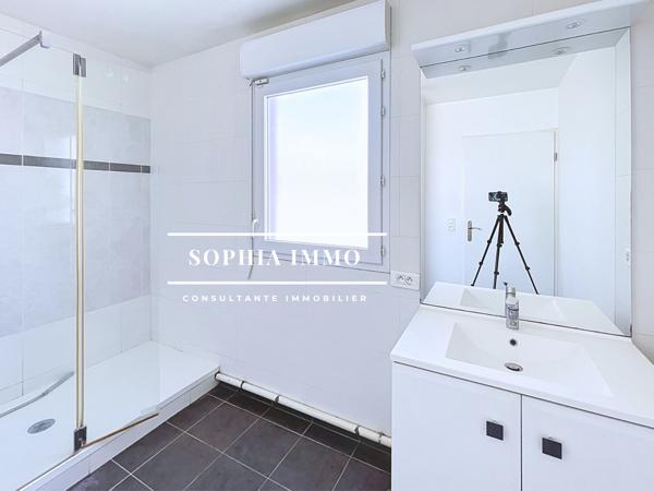 Appartement
         3 pièces
        - 70 m² Exclusivité 315 000 € *
