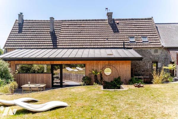 Située dans un charmant village authentique composé de plusieurs maisons en pierre, cette propr...