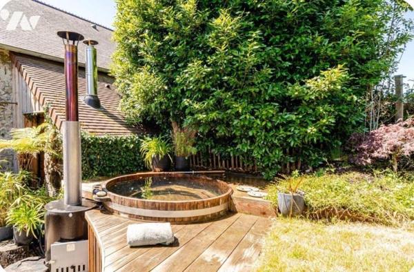 Située dans un charmant village authentique composé de plusieurs maisons en pierre, cette propr...