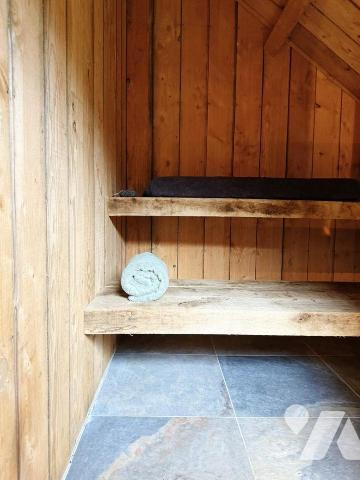 Située dans un charmant village authentique composé de plusieurs maisons en pierre, cette propr...