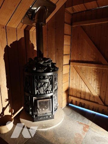 Située dans un charmant village authentique composé de plusieurs maisons en pierre, cette propr...