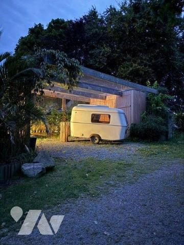 Située dans un charmant village authentique composé de plusieurs maisons en pierre, cette propr...