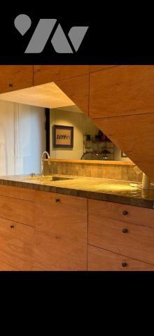 Située dans un charmant village authentique composé de plusieurs maisons en pierre, cette propr...