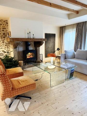 Située dans un charmant village authentique composé de plusieurs maisons en pierre, cette propr...