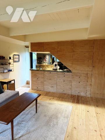 Située dans un charmant village authentique composé de plusieurs maisons en pierre, cette propr...