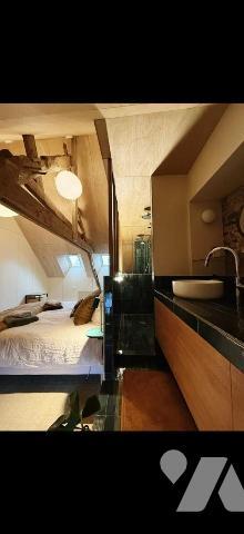 Située dans un charmant village authentique composé de plusieurs maisons en pierre, cette propr...