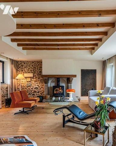 Située dans un charmant village authentique composé de plusieurs maisons en pierre, cette propr...