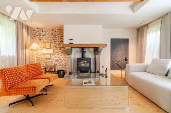 Située dans un charmant village authentique composé de plusieurs maisons en pierre, cette propr...