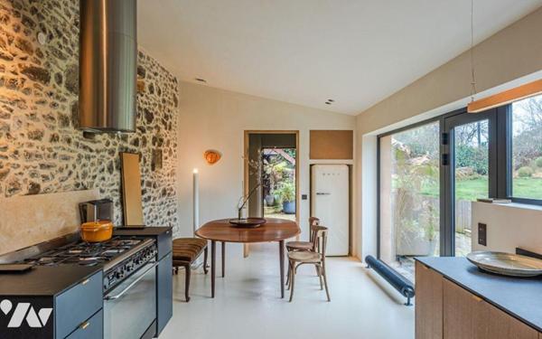 Située dans un charmant village authentique composé de plusieurs maisons en pierre, cette propr...