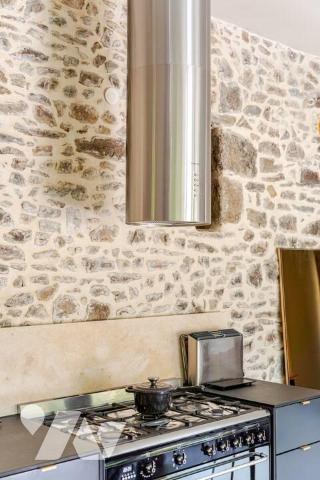 Située dans un charmant village authentique composé de plusieurs maisons en pierre, cette propr...