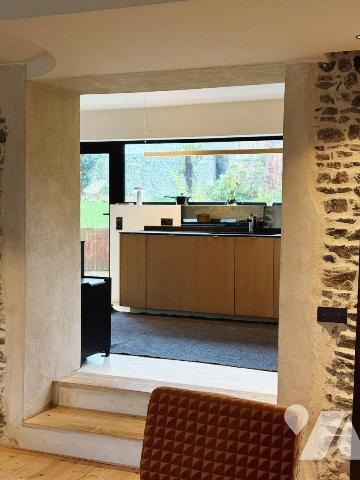 Située dans un charmant village authentique composé de plusieurs maisons en pierre, cette propr...