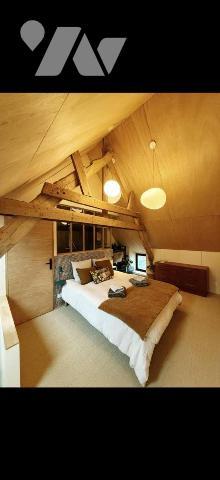 Située dans un charmant village authentique composé de plusieurs maisons en pierre, cette propr...