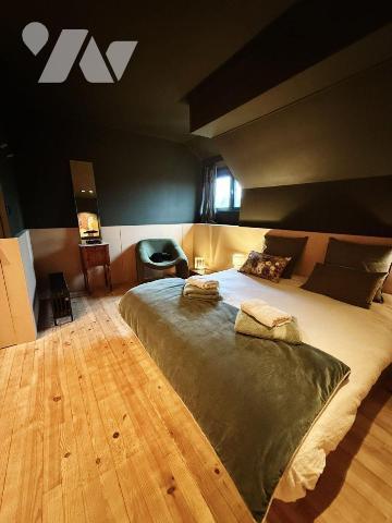 Située dans un charmant village authentique composé de plusieurs maisons en pierre, cette propr...