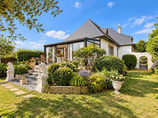 Au cœur d’un environnement recherché de Rothéneuf, à proximité immédiate de la plage, découvrez cette belle maison familiale aux volumes généreux.
Édifiée sur une parcelle de 1 407 m² entièrement close et arborée, la propriété bénéficie d’un agréable jardin à l’abri des regards, offrant calme, intimité et de beaux espaces pour profiter pleinement des extérieurs en famille.

Au premier niveau, une belle entrée dessert un agréable salon-séjour agrémenté d’unecheminée à foyer ouvert, apportant charme et convivialité à la pièce de vie. Celui-ci se prolonge par une véranda ouverte sur le jardin. Une cuisine indépendante, une chambre, une salle de bains avec douche ainsi qu’un WC indépendant complètent ce niveau.

Au deuxième niveau, l’espace nuit accueille trois chambres, dont certaines permettent de profiter d’une petite vue sur la mer, une salle de bains, un WC indépendant ainsi qu’un grenier offrant un espace de rangement supplémentaire.

Le sous-sol complet constitue un véritable atout au quotidien : il comprend une buanderie, une cave, un atelier, un WC indépendant ainsi qu’une douche, particulièrement appréciable au retour de la plage. 

Un garage équipé d’un portail électrique complète ce niveau.
À l’extérieur, la propriété dispose de plusieurs possibilités de stationnement ainsi que d’une dépendance offrant la possibilité d’abriter deux véhicules et pouvant ainsi faire office de double garage, un véritable atout supplémentaire.

Une belle maison de famille, à rafraîchir selon vos envies, offrant de beaux volumes, un grand jardin préservé des regards, de nombreuses possibilités de stationnement et une petite vue mer, le tout dans un emplacement privilégié permettant de rejoindre à pied la plage et le cœur de Rothéneuf.

Je suis déjà sur place,
M. CHASSIN – 06 71 83 14 47