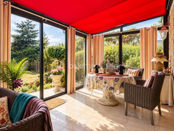 Au cœur d’un environnement recherché de Rothéneuf, à proximité immédiate de la plage, découvrez cette belle maison familiale aux volumes généreux.
Édifiée sur une parcelle de 1 407 m² entièrement close et arborée, la propriété bénéficie d’un agréable jardin à l’abri des regards, offrant calme, intimité et de beaux espaces pour profiter pleinement des extérieurs en famille.

Au premier niveau, une belle entrée dessert un agréable salon-séjour agrémenté d’unecheminée à foyer ouvert, apportant charme et convivialité à la pièce de vie. Celui-ci se prolonge par une véranda ouverte sur le jardin. Une cuisine indépendante, une chambre, une salle de bains avec douche ainsi qu’un WC indépendant complètent ce niveau.

Au deuxième niveau, l’espace nuit accueille trois chambres, dont certaines permettent de profiter d’une petite vue sur la mer, une salle de bains, un WC indépendant ainsi qu’un grenier offrant un espace de rangement supplémentaire.

Le sous-sol complet constitue un véritable atout au quotidien : il comprend une buanderie, une cave, un atelier, un WC indépendant ainsi qu’une douche, particulièrement appréciable au retour de la plage. 

Un garage équipé d’un portail électrique complète ce niveau.
À l’extérieur, la propriété dispose de plusieurs possibilités de stationnement ainsi que d’une dépendance offrant la possibilité d’abriter deux véhicules et pouvant ainsi faire office de double garage, un véritable atout supplémentaire.

Une belle maison de famille, à rafraîchir selon vos envies, offrant de beaux volumes, un grand jardin préservé des regards, de nombreuses possibilités de stationnement et une petite vue mer, le tout dans un emplacement privilégié permettant de rejoindre à pied la plage et le cœur de Rothéneuf.

Je suis déjà sur place,
M. CHASSIN – 06 71 83 14 47
