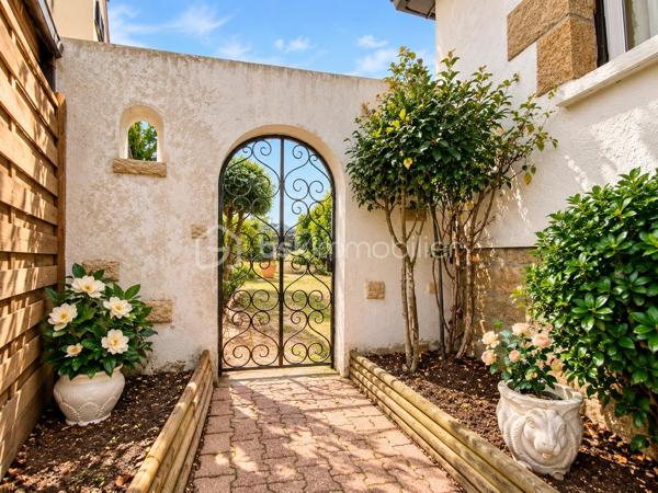 Au cœur d’un environnement recherché de Rothéneuf, à proximité immédiate de la plage, découvrez cette belle maison familiale aux volumes généreux.
Édifiée sur une parcelle de 1 407 m² entièrement close et arborée, la propriété bénéficie d’un agréable jardin à l’abri des regards, offrant calme, intimité et de beaux espaces pour profiter pleinement des extérieurs en famille.

Au premier niveau, une belle entrée dessert un agréable salon-séjour agrémenté d’unecheminée à foyer ouvert, apportant charme et convivialité à la pièce de vie. Celui-ci se prolonge par une véranda ouverte sur le jardin. Une cuisine indépendante, une chambre, une salle de bains avec douche ainsi qu’un WC indépendant complètent ce niveau.

Au deuxième niveau, l’espace nuit accueille trois chambres, dont certaines permettent de profiter d’une petite vue sur la mer, une salle de bains, un WC indépendant ainsi qu’un grenier offrant un espace de rangement supplémentaire.

Le sous-sol complet constitue un véritable atout au quotidien : il comprend une buanderie, une cave, un atelier, un WC indépendant ainsi qu’une douche, particulièrement appréciable au retour de la plage. 

Un garage équipé d’un portail électrique complète ce niveau.
À l’extérieur, la propriété dispose de plusieurs possibilités de stationnement ainsi que d’une dépendance offrant la possibilité d’abriter deux véhicules et pouvant ainsi faire office de double garage, un véritable atout supplémentaire.

Une belle maison de famille, à rafraîchir selon vos envies, offrant de beaux volumes, un grand jardin préservé des regards, de nombreuses possibilités de stationnement et une petite vue mer, le tout dans un emplacement privilégié permettant de rejoindre à pied la plage et le cœur de Rothéneuf.

Je suis déjà sur place,
M. CHASSIN – 06 71 83 14 47
