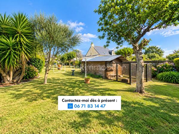 Au cœur d’un environnement recherché de Rothéneuf, à proximité immédiate de la plage, découvrez cette belle maison familiale aux volumes généreux.
Édifiée sur une parcelle de 1 407 m² entièrement close et arborée, la propriété bénéficie d’un agréable jardin à l’abri des regards, offrant calme, intimité et de beaux espaces pour profiter pleinement des extérieurs en famille.

Au premier niveau, une belle entrée dessert un agréable salon-séjour agrémenté d’unecheminée à foyer ouvert, apportant charme et convivialité à la pièce de vie. Celui-ci se prolonge par une véranda ouverte sur le jardin. Une cuisine indépendante, une chambre, une salle de bains avec douche ainsi qu’un WC indépendant complètent ce niveau.

Au deuxième niveau, l’espace nuit accueille trois chambres, dont certaines permettent de profiter d’une petite vue sur la mer, une salle de bains, un WC indépendant ainsi qu’un grenier offrant un espace de rangement supplémentaire.

Le sous-sol complet constitue un véritable atout au quotidien : il comprend une buanderie, une cave, un atelier, un WC indépendant ainsi qu’une douche, particulièrement appréciable au retour de la plage. 

Un garage équipé d’un portail électrique complète ce niveau.
À l’extérieur, la propriété dispose de plusieurs possibilités de stationnement ainsi que d’une dépendance offrant la possibilité d’abriter deux véhicules et pouvant ainsi faire office de double garage, un véritable atout supplémentaire.

Une belle maison de famille, à rafraîchir selon vos envies, offrant de beaux volumes, un grand jardin préservé des regards, de nombreuses possibilités de stationnement et une petite vue mer, le tout dans un emplacement privilégié permettant de rejoindre à pied la plage et le cœur de Rothéneuf.

Je suis déjà sur place,
M. CHASSIN – 06 71 83 14 47