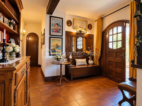 Au cœur d’un environnement recherché de Rothéneuf, à proximité immédiate de la plage, découvrez cette belle maison familiale aux volumes généreux.
Édifiée sur une parcelle de 1 407 m² entièrement close et arborée, la propriété bénéficie d’un agréable jardin à l’abri des regards, offrant calme, intimité et de beaux espaces pour profiter pleinement des extérieurs en famille.

Au premier niveau, une belle entrée dessert un agréable salon-séjour agrémenté d’unecheminée à foyer ouvert, apportant charme et convivialité à la pièce de vie. Celui-ci se prolonge par une véranda ouverte sur le jardin. Une cuisine indépendante, une chambre, une salle de bains avec douche ainsi qu’un WC indépendant complètent ce niveau.

Au deuxième niveau, l’espace nuit accueille trois chambres, dont certaines permettent de profiter d’une petite vue sur la mer, une salle de bains, un WC indépendant ainsi qu’un grenier offrant un espace de rangement supplémentaire.

Le sous-sol complet constitue un véritable atout au quotidien : il comprend une buanderie, une cave, un atelier, un WC indépendant ainsi qu’une douche, particulièrement appréciable au retour de la plage. 

Un garage équipé d’un portail électrique complète ce niveau.
À l’extérieur, la propriété dispose de plusieurs possibilités de stationnement ainsi que d’une dépendance offrant la possibilité d’abriter deux véhicules et pouvant ainsi faire office de double garage, un véritable atout supplémentaire.

Une belle maison de famille, à rafraîchir selon vos envies, offrant de beaux volumes, un grand jardin préservé des regards, de nombreuses possibilités de stationnement et une petite vue mer, le tout dans un emplacement privilégié permettant de rejoindre à pied la plage et le cœur de Rothéneuf.

Je suis déjà sur place,
M. CHASSIN – 06 71 83 14 47