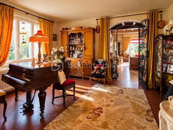 Au cœur d’un environnement recherché de Rothéneuf, à proximité immédiate de la plage, découvrez cette belle maison familiale aux volumes généreux.
Édifiée sur une parcelle de 1 407 m² entièrement close et arborée, la propriété bénéficie d’un agréable jardin à l’abri des regards, offrant calme, intimité et de beaux espaces pour profiter pleinement des extérieurs en famille.

Au premier niveau, une belle entrée dessert un agréable salon-séjour agrémenté d’unecheminée à foyer ouvert, apportant charme et convivialité à la pièce de vie. Celui-ci se prolonge par une véranda ouverte sur le jardin. Une cuisine indépendante, une chambre, une salle de bains avec douche ainsi qu’un WC indépendant complètent ce niveau.

Au deuxième niveau, l’espace nuit accueille trois chambres, dont certaines permettent de profiter d’une petite vue sur la mer, une salle de bains, un WC indépendant ainsi qu’un grenier offrant un espace de rangement supplémentaire.

Le sous-sol complet constitue un véritable atout au quotidien : il comprend une buanderie, une cave, un atelier, un WC indépendant ainsi qu’une douche, particulièrement appréciable au retour de la plage. 

Un garage équipé d’un portail électrique complète ce niveau.
À l’extérieur, la propriété dispose de plusieurs possibilités de stationnement ainsi que d’une dépendance offrant la possibilité d’abriter deux véhicules et pouvant ainsi faire office de double garage, un véritable atout supplémentaire.

Une belle maison de famille, à rafraîchir selon vos envies, offrant de beaux volumes, un grand jardin préservé des regards, de nombreuses possibilités de stationnement et une petite vue mer, le tout dans un emplacement privilégié permettant de rejoindre à pied la plage et le cœur de Rothéneuf.

Je suis déjà sur place,
M. CHASSIN – 06 71 83 14 47