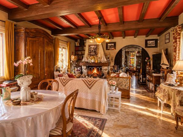 Au cœur d’un environnement recherché de Rothéneuf, à proximité immédiate de la plage, découvrez cette belle maison familiale aux volumes généreux.
Édifiée sur une parcelle de 1 407 m² entièrement close et arborée, la propriété bénéficie d’un agréable jardin à l’abri des regards, offrant calme, intimité et de beaux espaces pour profiter pleinement des extérieurs en famille.

Au premier niveau, une belle entrée dessert un agréable salon-séjour agrémenté d’unecheminée à foyer ouvert, apportant charme et convivialité à la pièce de vie. Celui-ci se prolonge par une véranda ouverte sur le jardin. Une cuisine indépendante, une chambre, une salle de bains avec douche ainsi qu’un WC indépendant complètent ce niveau.

Au deuxième niveau, l’espace nuit accueille trois chambres, dont certaines permettent de profiter d’une petite vue sur la mer, une salle de bains, un WC indépendant ainsi qu’un grenier offrant un espace de rangement supplémentaire.

Le sous-sol complet constitue un véritable atout au quotidien : il comprend une buanderie, une cave, un atelier, un WC indépendant ainsi qu’une douche, particulièrement appréciable au retour de la plage. 

Un garage équipé d’un portail électrique complète ce niveau.
À l’extérieur, la propriété dispose de plusieurs possibilités de stationnement ainsi que d’une dépendance offrant la possibilité d’abriter deux véhicules et pouvant ainsi faire office de double garage, un véritable atout supplémentaire.

Une belle maison de famille, à rafraîchir selon vos envies, offrant de beaux volumes, un grand jardin préservé des regards, de nombreuses possibilités de stationnement et une petite vue mer, le tout dans un emplacement privilégié permettant de rejoindre à pied la plage et le cœur de Rothéneuf.

Je suis déjà sur place,
M. CHASSIN – 06 71 83 14 47