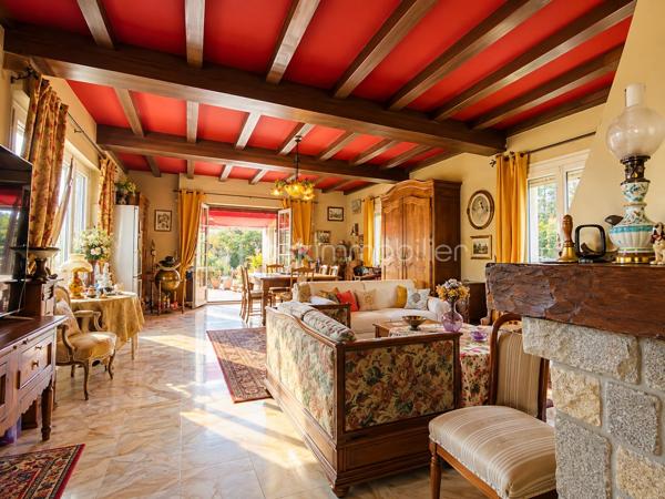 Au cœur d’un environnement recherché de Rothéneuf, à proximité immédiate de la plage, découvrez cette belle maison familiale aux volumes généreux.
Édifiée sur une parcelle de 1 407 m² entièrement close et arborée, la propriété bénéficie d’un agréable jardin à l’abri des regards, offrant calme, intimité et de beaux espaces pour profiter pleinement des extérieurs en famille.

Au premier niveau, une belle entrée dessert un agréable salon-séjour agrémenté d’unecheminée à foyer ouvert, apportant charme et convivialité à la pièce de vie. Celui-ci se prolonge par une véranda ouverte sur le jardin. Une cuisine indépendante, une chambre, une salle de bains avec douche ainsi qu’un WC indépendant complètent ce niveau.

Au deuxième niveau, l’espace nuit accueille trois chambres, dont certaines permettent de profiter d’une petite vue sur la mer, une salle de bains, un WC indépendant ainsi qu’un grenier offrant un espace de rangement supplémentaire.

Le sous-sol complet constitue un véritable atout au quotidien : il comprend une buanderie, une cave, un atelier, un WC indépendant ainsi qu’une douche, particulièrement appréciable au retour de la plage. 

Un garage équipé d’un portail électrique complète ce niveau.
À l’extérieur, la propriété dispose de plusieurs possibilités de stationnement ainsi que d’une dépendance offrant la possibilité d’abriter deux véhicules et pouvant ainsi faire office de double garage, un véritable atout supplémentaire.

Une belle maison de famille, à rafraîchir selon vos envies, offrant de beaux volumes, un grand jardin préservé des regards, de nombreuses possibilités de stationnement et une petite vue mer, le tout dans un emplacement privilégié permettant de rejoindre à pied la plage et le cœur de Rothéneuf.

Je suis déjà sur place,
M. CHASSIN – 06 71 83 14 47