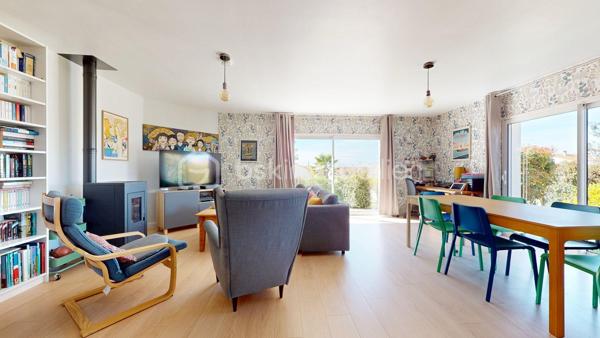 EXCLUSIVITE Ludovic YOU BSK  - VISITE VIRTUELLE EN LIGNE 

Pont-l’Abbé-d’Arnoult, commerces, écoles et services médicaux accessibles à pied 👣.
Cette maison Clés en Main, de 4 CHAMBRES, construite en 2003 offre 110 m² env. habitables, sur une parcelle de 547 m².

🔹 Cette Jolie maison, parfaitement entretenue, vous offre : 
• Entrée avec WC
• Salon-séjour lumineux avec poêle à granulés 🔥
• Cuisine aménagée et équipée, ouverte sur la pièce de vie
• 4 chambres avec placards intégrés
• Salle d’eau avec WC
• Cellier
• Garage

🌿 À l’extérieur :
• Jardin entièrement clos,
• Espace de stationnement 🚗
• Cabanon de stockage

🔹 Côté équipements :
• Chauffage par poêle à granulés complété par une pompe à chaleur
• Assainissement, Tout-à-l’égout

✨ Un pavillon fonctionnel, lumineux et clé en main, idéal pour accueillir une famille grâce à ses 4 chambres et à sa situation privilégiée, avec toutes les commodités à proximité.