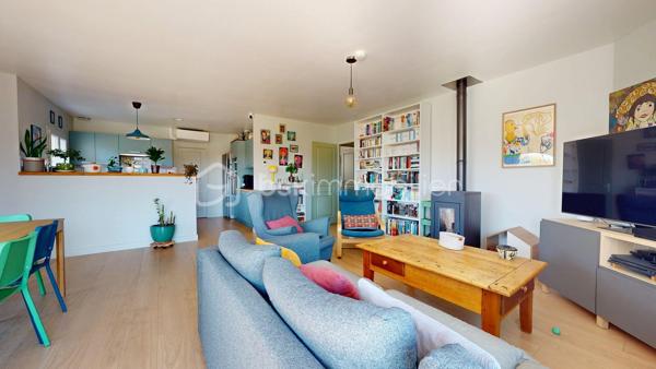 EXCLUSIVITE Ludovic YOU BSK  - VISITE VIRTUELLE EN LIGNE 

Pont-l’Abbé-d’Arnoult, commerces, écoles et services médicaux accessibles à pied 👣.
Cette maison Clés en Main, de 4 CHAMBRES, construite en 2003 offre 110 m² env. habitables, sur une parcelle de 547 m².

🔹 Cette Jolie maison, parfaitement entretenue, vous offre : 
• Entrée avec WC
• Salon-séjour lumineux avec poêle à granulés 🔥
• Cuisine aménagée et équipée, ouverte sur la pièce de vie
• 4 chambres avec placards intégrés
• Salle d’eau avec WC
• Cellier
• Garage

🌿 À l’extérieur :
• Jardin entièrement clos,
• Espace de stationnement 🚗
• Cabanon de stockage

🔹 Côté équipements :
• Chauffage par poêle à granulés complété par une pompe à chaleur
• Assainissement, Tout-à-l’égout

✨ Un pavillon fonctionnel, lumineux et clé en main, idéal pour accueillir une famille grâce à ses 4 chambres et à sa situation privilégiée, avec toutes les commodités à proximité.