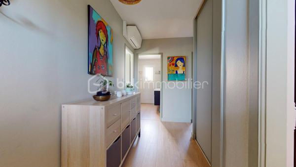 EXCLUSIVITE Ludovic YOU BSK  - VISITE VIRTUELLE EN LIGNE 

Pont-l’Abbé-d’Arnoult, commerces, écoles et services médicaux accessibles à pied 👣.
Cette maison Clés en Main, de 4 CHAMBRES, construite en 2003 offre 110 m² env. habitables, sur une parcelle de 547 m².

🔹 Cette Jolie maison, parfaitement entretenue, vous offre : 
• Entrée avec WC
• Salon-séjour lumineux avec poêle à granulés 🔥
• Cuisine aménagée et équipée, ouverte sur la pièce de vie
• 4 chambres avec placards intégrés
• Salle d’eau avec WC
• Cellier
• Garage

🌿 À l’extérieur :
• Jardin entièrement clos,
• Espace de stationnement 🚗
• Cabanon de stockage

🔹 Côté équipements :
• Chauffage par poêle à granulés complété par une pompe à chaleur
• Assainissement, Tout-à-l’égout

✨ Un pavillon fonctionnel, lumineux et clé en main, idéal pour accueillir une famille grâce à ses 4 chambres et à sa situation privilégiée, avec toutes les commodités à proximité.