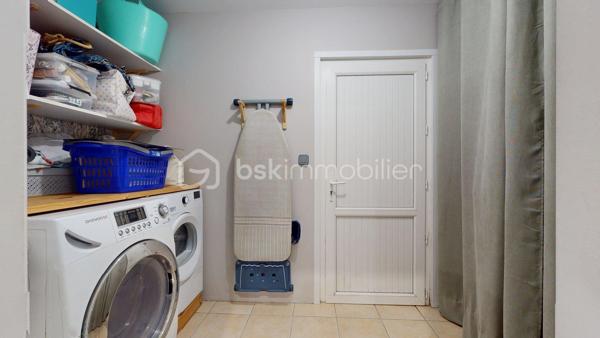 EXCLUSIVITE Ludovic YOU BSK  - VISITE VIRTUELLE EN LIGNE 

Pont-l’Abbé-d’Arnoult, commerces, écoles et services médicaux accessibles à pied 👣.
Cette maison Clés en Main, de 4 CHAMBRES, construite en 2003 offre 110 m² env. habitables, sur une parcelle de 547 m².

🔹 Cette Jolie maison, parfaitement entretenue, vous offre : 
• Entrée avec WC
• Salon-séjour lumineux avec poêle à granulés 🔥
• Cuisine aménagée et équipée, ouverte sur la pièce de vie
• 4 chambres avec placards intégrés
• Salle d’eau avec WC
• Cellier
• Garage

🌿 À l’extérieur :
• Jardin entièrement clos,
• Espace de stationnement 🚗
• Cabanon de stockage

🔹 Côté équipements :
• Chauffage par poêle à granulés complété par une pompe à chaleur
• Assainissement, Tout-à-l’égout

✨ Un pavillon fonctionnel, lumineux et clé en main, idéal pour accueillir une famille grâce à ses 4 chambres et à sa situation privilégiée, avec toutes les commodités à proximité.