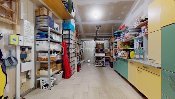EXCLUSIVITE Ludovic YOU BSK  - VISITE VIRTUELLE EN LIGNE 

Pont-l’Abbé-d’Arnoult, commerces, écoles et services médicaux accessibles à pied 👣.
Cette maison Clés en Main, de 4 CHAMBRES, construite en 2003 offre 110 m² env. habitables, sur une parcelle de 547 m².

🔹 Cette Jolie maison, parfaitement entretenue, vous offre : 
• Entrée avec WC
• Salon-séjour lumineux avec poêle à granulés 🔥
• Cuisine aménagée et équipée, ouverte sur la pièce de vie
• 4 chambres avec placards intégrés
• Salle d’eau avec WC
• Cellier
• Garage

🌿 À l’extérieur :
• Jardin entièrement clos,
• Espace de stationnement 🚗
• Cabanon de stockage

🔹 Côté équipements :
• Chauffage par poêle à granulés complété par une pompe à chaleur
• Assainissement, Tout-à-l’égout

✨ Un pavillon fonctionnel, lumineux et clé en main, idéal pour accueillir une famille grâce à ses 4 chambres et à sa situation privilégiée, avec toutes les commodités à proximité.
