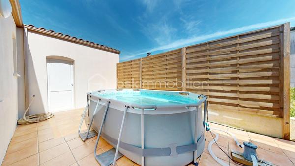 EXCLUSIVITE Ludovic YOU BSK  - VISITE VIRTUELLE EN LIGNE 

Pont-l’Abbé-d’Arnoult, commerces, écoles et services médicaux accessibles à pied 👣.
Cette maison Clés en Main, de 4 CHAMBRES, construite en 2003 offre 110 m² env. habitables, sur une parcelle de 547 m².

🔹 Cette Jolie maison, parfaitement entretenue, vous offre : 
• Entrée avec WC
• Salon-séjour lumineux avec poêle à granulés 🔥
• Cuisine aménagée et équipée, ouverte sur la pièce de vie
• 4 chambres avec placards intégrés
• Salle d’eau avec WC
• Cellier
• Garage

🌿 À l’extérieur :
• Jardin entièrement clos,
• Espace de stationnement 🚗
• Cabanon de stockage

🔹 Côté équipements :
• Chauffage par poêle à granulés complété par une pompe à chaleur
• Assainissement, Tout-à-l’égout

✨ Un pavillon fonctionnel, lumineux et clé en main, idéal pour accueillir une famille grâce à ses 4 chambres et à sa situation privilégiée, avec toutes les commodités à proximité.