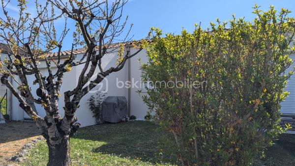 EXCLUSIVITE Ludovic YOU BSK  - VISITE VIRTUELLE EN LIGNE 

Pont-l’Abbé-d’Arnoult, commerces, écoles et services médicaux accessibles à pied 👣.
Cette maison Clés en Main, de 4 CHAMBRES, construite en 2003 offre 110 m² env. habitables, sur une parcelle de 547 m².

🔹 Cette Jolie maison, parfaitement entretenue, vous offre : 
• Entrée avec WC
• Salon-séjour lumineux avec poêle à granulés 🔥
• Cuisine aménagée et équipée, ouverte sur la pièce de vie
• 4 chambres avec placards intégrés
• Salle d’eau avec WC
• Cellier
• Garage

🌿 À l’extérieur :
• Jardin entièrement clos,
• Espace de stationnement 🚗
• Cabanon de stockage

🔹 Côté équipements :
• Chauffage par poêle à granulés complété par une pompe à chaleur
• Assainissement, Tout-à-l’égout

✨ Un pavillon fonctionnel, lumineux et clé en main, idéal pour accueillir une famille grâce à ses 4 chambres et à sa situation privilégiée, avec toutes les commodités à proximité.
