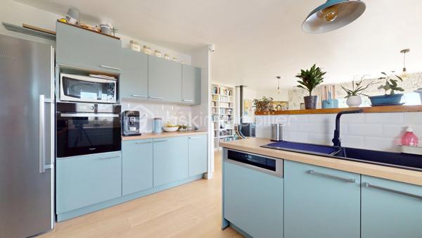EXCLUSIVITE Ludovic YOU BSK  - VISITE VIRTUELLE EN LIGNE 

Pont-l’Abbé-d’Arnoult, commerces, écoles et services médicaux accessibles à pied 👣.
Cette maison Clés en Main, de 4 CHAMBRES, construite en 2003 offre 110 m² env. habitables, sur une parcelle de 547 m².

🔹 Cette Jolie maison, parfaitement entretenue, vous offre : 
• Entrée avec WC
• Salon-séjour lumineux avec poêle à granulés 🔥
• Cuisine aménagée et équipée, ouverte sur la pièce de vie
• 4 chambres avec placards intégrés
• Salle d’eau avec WC
• Cellier
• Garage

🌿 À l’extérieur :
• Jardin entièrement clos,
• Espace de stationnement 🚗
• Cabanon de stockage

🔹 Côté équipements :
• Chauffage par poêle à granulés complété par une pompe à chaleur
• Assainissement, Tout-à-l’égout

✨ Un pavillon fonctionnel, lumineux et clé en main, idéal pour accueillir une famille grâce à ses 4 chambres et à sa situation privilégiée, avec toutes les commodités à proximité.