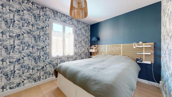 EXCLUSIVITE Ludovic YOU BSK  - VISITE VIRTUELLE EN LIGNE 

Pont-l’Abbé-d’Arnoult, commerces, écoles et services médicaux accessibles à pied 👣.
Cette maison Clés en Main, de 4 CHAMBRES, construite en 2003 offre 110 m² env. habitables, sur une parcelle de 547 m².

🔹 Cette Jolie maison, parfaitement entretenue, vous offre : 
• Entrée avec WC
• Salon-séjour lumineux avec poêle à granulés 🔥
• Cuisine aménagée et équipée, ouverte sur la pièce de vie
• 4 chambres avec placards intégrés
• Salle d’eau avec WC
• Cellier
• Garage

🌿 À l’extérieur :
• Jardin entièrement clos,
• Espace de stationnement 🚗
• Cabanon de stockage

🔹 Côté équipements :
• Chauffage par poêle à granulés complété par une pompe à chaleur
• Assainissement, Tout-à-l’égout

✨ Un pavillon fonctionnel, lumineux et clé en main, idéal pour accueillir une famille grâce à ses 4 chambres et à sa situation privilégiée, avec toutes les commodités à proximité.