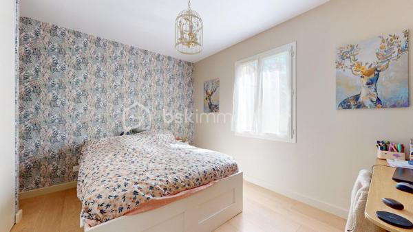 EXCLUSIVITE Ludovic YOU BSK  - VISITE VIRTUELLE EN LIGNE 

Pont-l’Abbé-d’Arnoult, commerces, écoles et services médicaux accessibles à pied 👣.
Cette maison Clés en Main, de 4 CHAMBRES, construite en 2003 offre 110 m² env. habitables, sur une parcelle de 547 m².

🔹 Cette Jolie maison, parfaitement entretenue, vous offre : 
• Entrée avec WC
• Salon-séjour lumineux avec poêle à granulés 🔥
• Cuisine aménagée et équipée, ouverte sur la pièce de vie
• 4 chambres avec placards intégrés
• Salle d’eau avec WC
• Cellier
• Garage

🌿 À l’extérieur :
• Jardin entièrement clos,
• Espace de stationnement 🚗
• Cabanon de stockage

🔹 Côté équipements :
• Chauffage par poêle à granulés complété par une pompe à chaleur
• Assainissement, Tout-à-l’égout

✨ Un pavillon fonctionnel, lumineux et clé en main, idéal pour accueillir une famille grâce à ses 4 chambres et à sa situation privilégiée, avec toutes les commodités à proximité.