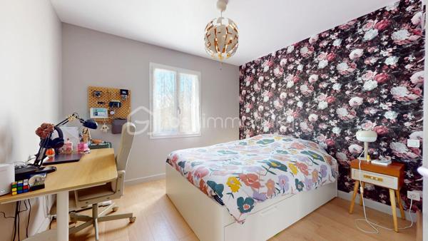 EXCLUSIVITE Ludovic YOU BSK  - VISITE VIRTUELLE EN LIGNE 

Pont-l’Abbé-d’Arnoult, commerces, écoles et services médicaux accessibles à pied 👣.
Cette maison Clés en Main, de 4 CHAMBRES, construite en 2003 offre 110 m² env. habitables, sur une parcelle de 547 m².

🔹 Cette Jolie maison, parfaitement entretenue, vous offre : 
• Entrée avec WC
• Salon-séjour lumineux avec poêle à granulés 🔥
• Cuisine aménagée et équipée, ouverte sur la pièce de vie
• 4 chambres avec placards intégrés
• Salle d’eau avec WC
• Cellier
• Garage

🌿 À l’extérieur :
• Jardin entièrement clos,
• Espace de stationnement 🚗
• Cabanon de stockage

🔹 Côté équipements :
• Chauffage par poêle à granulés complété par une pompe à chaleur
• Assainissement, Tout-à-l’égout

✨ Un pavillon fonctionnel, lumineux et clé en main, idéal pour accueillir une famille grâce à ses 4 chambres et à sa situation privilégiée, avec toutes les commodités à proximité.