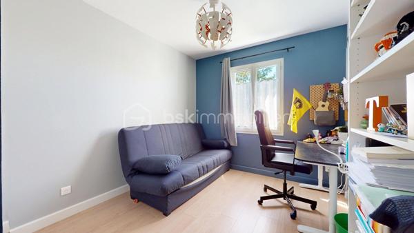 EXCLUSIVITE Ludovic YOU BSK  - VISITE VIRTUELLE EN LIGNE 

Pont-l’Abbé-d’Arnoult, commerces, écoles et services médicaux accessibles à pied 👣.
Cette maison Clés en Main, de 4 CHAMBRES, construite en 2003 offre 110 m² env. habitables, sur une parcelle de 547 m².

🔹 Cette Jolie maison, parfaitement entretenue, vous offre : 
• Entrée avec WC
• Salon-séjour lumineux avec poêle à granulés 🔥
• Cuisine aménagée et équipée, ouverte sur la pièce de vie
• 4 chambres avec placards intégrés
• Salle d’eau avec WC
• Cellier
• Garage

🌿 À l’extérieur :
• Jardin entièrement clos,
• Espace de stationnement 🚗
• Cabanon de stockage

🔹 Côté équipements :
• Chauffage par poêle à granulés complété par une pompe à chaleur
• Assainissement, Tout-à-l’égout

✨ Un pavillon fonctionnel, lumineux et clé en main, idéal pour accueillir une famille grâce à ses 4 chambres et à sa situation privilégiée, avec toutes les commodités à proximité.