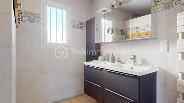 EXCLUSIVITE Ludovic YOU BSK  - VISITE VIRTUELLE EN LIGNE 

Pont-l’Abbé-d’Arnoult, commerces, écoles et services médicaux accessibles à pied 👣.
Cette maison Clés en Main, de 4 CHAMBRES, construite en 2003 offre 110 m² env. habitables, sur une parcelle de 547 m².

🔹 Cette Jolie maison, parfaitement entretenue, vous offre : 
• Entrée avec WC
• Salon-séjour lumineux avec poêle à granulés 🔥
• Cuisine aménagée et équipée, ouverte sur la pièce de vie
• 4 chambres avec placards intégrés
• Salle d’eau avec WC
• Cellier
• Garage

🌿 À l’extérieur :
• Jardin entièrement clos,
• Espace de stationnement 🚗
• Cabanon de stockage

🔹 Côté équipements :
• Chauffage par poêle à granulés complété par une pompe à chaleur
• Assainissement, Tout-à-l’égout

✨ Un pavillon fonctionnel, lumineux et clé en main, idéal pour accueillir une famille grâce à ses 4 chambres et à sa situation privilégiée, avec toutes les commodités à proximité.
