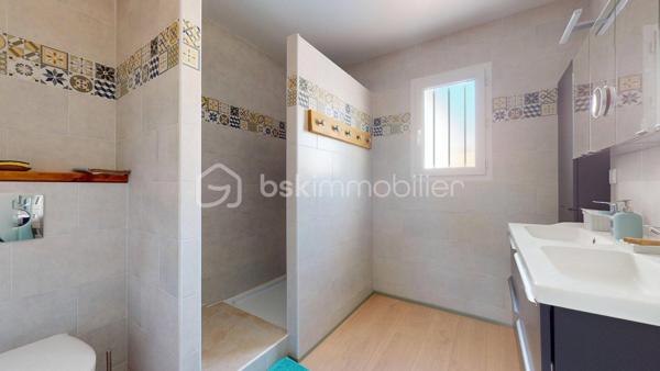 EXCLUSIVITE Ludovic YOU BSK  - VISITE VIRTUELLE EN LIGNE 

Pont-l’Abbé-d’Arnoult, commerces, écoles et services médicaux accessibles à pied 👣.
Cette maison Clés en Main, de 4 CHAMBRES, construite en 2003 offre 110 m² env. habitables, sur une parcelle de 547 m².

🔹 Cette Jolie maison, parfaitement entretenue, vous offre : 
• Entrée avec WC
• Salon-séjour lumineux avec poêle à granulés 🔥
• Cuisine aménagée et équipée, ouverte sur la pièce de vie
• 4 chambres avec placards intégrés
• Salle d’eau avec WC
• Cellier
• Garage

🌿 À l’extérieur :
• Jardin entièrement clos,
• Espace de stationnement 🚗
• Cabanon de stockage

🔹 Côté équipements :
• Chauffage par poêle à granulés complété par une pompe à chaleur
• Assainissement, Tout-à-l’égout

✨ Un pavillon fonctionnel, lumineux et clé en main, idéal pour accueillir une famille grâce à ses 4 chambres et à sa situation privilégiée, avec toutes les commodités à proximité.