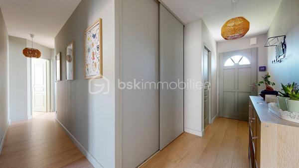 EXCLUSIVITE Ludovic YOU BSK  - VISITE VIRTUELLE EN LIGNE 

Pont-l’Abbé-d’Arnoult, commerces, écoles et services médicaux accessibles à pied 👣.
Cette maison Clés en Main, de 4 CHAMBRES, construite en 2003 offre 110 m² env. habitables, sur une parcelle de 547 m².

🔹 Cette Jolie maison, parfaitement entretenue, vous offre : 
• Entrée avec WC
• Salon-séjour lumineux avec poêle à granulés 🔥
• Cuisine aménagée et équipée, ouverte sur la pièce de vie
• 4 chambres avec placards intégrés
• Salle d’eau avec WC
• Cellier
• Garage

🌿 À l’extérieur :
• Jardin entièrement clos,
• Espace de stationnement 🚗
• Cabanon de stockage

🔹 Côté équipements :
• Chauffage par poêle à granulés complété par une pompe à chaleur
• Assainissement, Tout-à-l’égout

✨ Un pavillon fonctionnel, lumineux et clé en main, idéal pour accueillir une famille grâce à ses 4 chambres et à sa situation privilégiée, avec toutes les commodités à proximité.