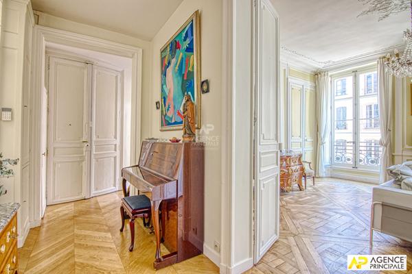 Versailles Saint-Louis Appartement 6 pièces 144.03 m² carrez situé au 2ème étage avec chambre de service, cave et parking en option €1 150 000 ** - Référence 26634