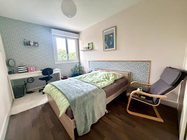 Vente                                                      Appartement
                        
                     5 pièces                      89 m2                     à Dinan