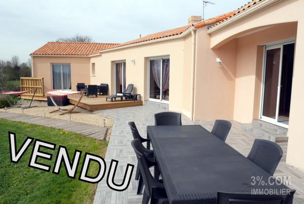 MAISON PLAIN-PIED 8 PIÈCES 196 m², GARAGE, TERRASSE, ÉTANG, PISCINE HORS SOL sur TERRAIN 16 295 m² Aizenay (85190)