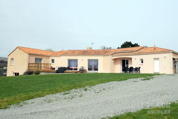 MAISON PLAIN-PIED 8 PIÈCES 196 m², GARAGE, TERRASSE, ÉTANG, PISCINE HORS SOL sur TERRAIN 16 295 m² Aizenay (85190)