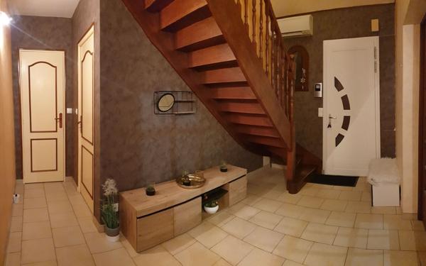 Maison à louer    5 pièces • 124 m2 Mâle