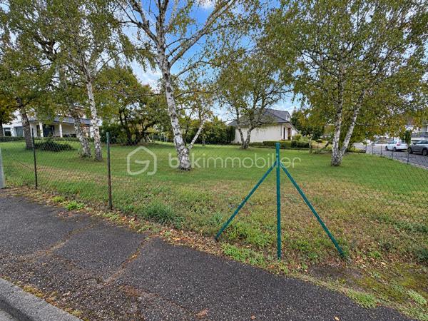 Vous rêvez de construire votre maison dans un cadre paisible, tout en restant proche des commodités ? Ce terrain pourrait bien être le point de départ de votre futur projet de vie !
Situé à Forbach (57600), à l’angle d’une impasse, au sein d’un agréable lotissement résidentiel, découvrez ce beau terrain constructible de 708 m², offrant un environnement calme et un cadre de vie idéal pour toute la famille.

Entouré de maisons individuelles, dans un quartier déjà établi et bénéficiant d’un voisinage agréable, ce terrain séduira les personnes à la recherche de tranquillité et de confort au quotidien.

LES ATOUTS DU TERRAIN :
•	Superficie de 708 m²
•	Terrain viabilisé et borné
•	Une configuration intéressante avec un terrain de 21 mètres sur 19,37 mètres
•	Situation privilégiée à l’angle d’une impasse
•	Quartier résidentiel calme, entouré de maisons individuelles
•	Environnement familial et voisinage agréable
•	Proximité des commerces, écoles et principaux axes routiers

UN CADRE IDÉAL POUR IMAGINER VOTRE FUTURE MAISON
Imaginez une maison conçue selon vos envies, une belle terrasse pour profiter des journées ensoleillées, un jardin pour vos moments de détente et un espace de vie où toute la famille pourra s’épanouir.
Grâce à sa configuration et à sa belle superficie, ce terrain offre de nombreuses possibilités pour concrétiser votre projet de construction.
Un emplacement agréable, un environnement résidentiel déjà établi et un terrain prêt à accueillir votre futur projet !

Prix de vente : 78 800 € – Honoraires à la charge du vendeur.

Vous souhaitez en savoir davantage ou découvrir le terrain sur place ?
Contactez-moi pour obtenir des renseignements complémentaires ou organiser une visite. Je serai ravie de vous accompagner dans votre projet immobilier.
Les informations sur les risques auxquels ce bien est exposé sont disponibles sur le site Géorisques : www.georisques.gouv.fr