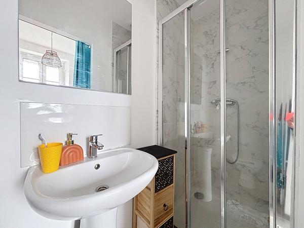 RUE SAINT JACQUES T1 BIS MEUBLE DISPONIBLE LE 250/05