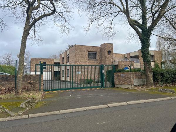 Bâtiment indépendant à vendre à Buc idéal activité tertiaire et terrain de 2200 m²