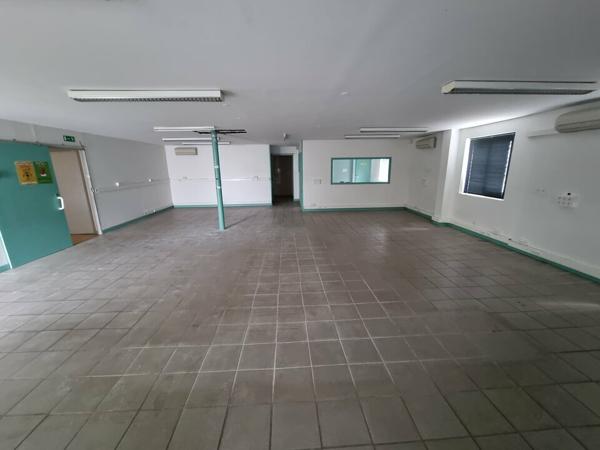 OPPORTUNITÉ TERTIAIRE À SAISIR – BUREAUX EN RDC AVEC STATIONNEMENT COMMUN